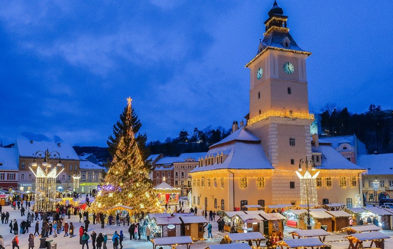 Târgul de Crăciun Brașov 2025. Produse autentice și tradiționale, într-un decor spectaculos, cu un brad natural de 25 de metri în Piața Sfatului