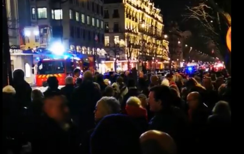1.500 de oameni au fost evacuați după un incendiu la Théâtre des Champs-Élysées, izbucnit în plină reprezentaţie I VIDEO