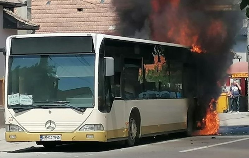 Un autobuz cu pasageri a luat foc în mers, în Mureș
