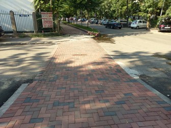 Pavelele colorate înlocuiesc trecerea de pietoni, pe strada Jean Steriadi
