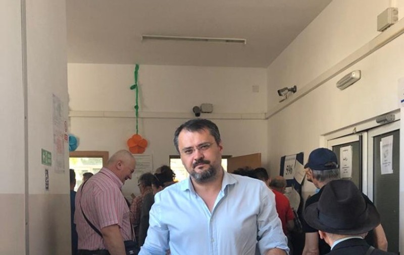Scandal în Opoziţie, după ce Cristian Ghinea (USR) şi-a dat demisia, astăzi, si nu a votat la moţiune. Ponta: "Unii cred că merge doar cu poveşti şi scris pe Facebook"