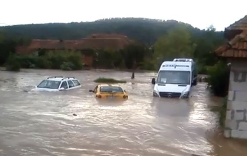FOTO&VIDEO/ Un sat a fost acoperit de ape în Arad și mai mulți oameni au fost evacuați. Prăpăd, după inundațiile de marți seară