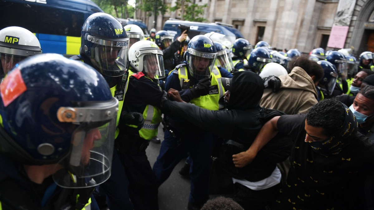 Peste 100 de persoane arestate la Londra