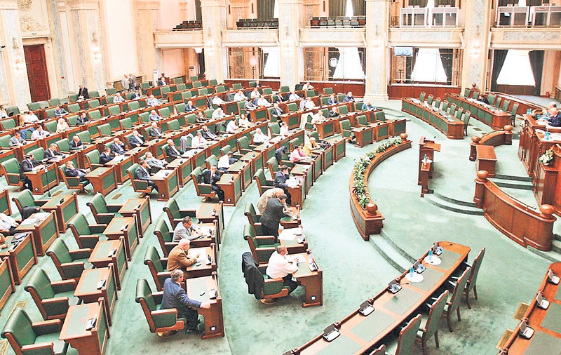 UPDATE/ Proiectul legii grațierii colective a fost retrimis de plen la comisia juridică, pentru o săptămână