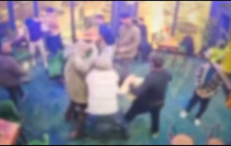 Mai mulți nepalezi beți s-au luat la bătaie într-un bar din București. Proprietarul a refuzat să facă plângere la Poliție pentru bunurile distruse | VIDEO