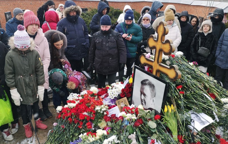 Coadă de sute de metri la mormântul lui Aleksei Navalnîi și memoriale improvizate în toată Rusia: „A murit pentru că a luptat pentru libertate” I VIDEO