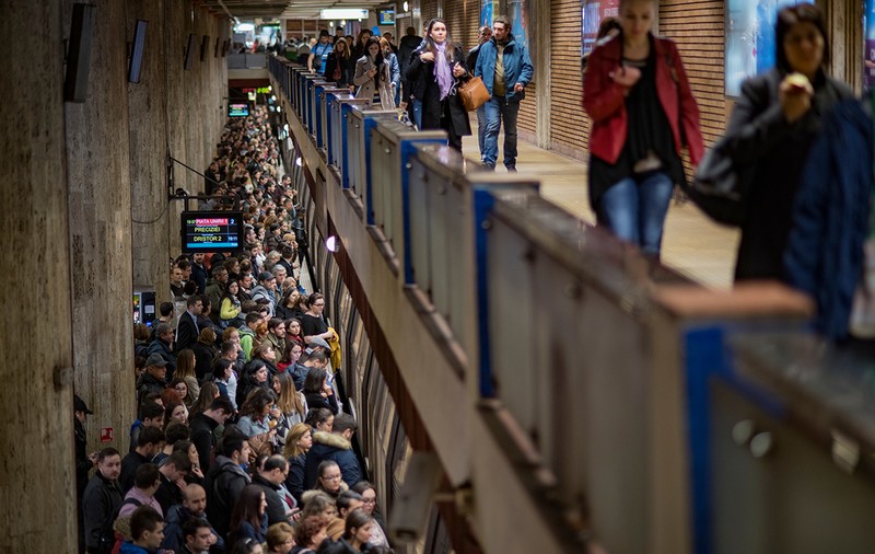 Metrorex continuă dezinfecția stațiilor de metrou și a garniturilor. Barele de susținere, butoanele și scaunele sunt curățate zilnic