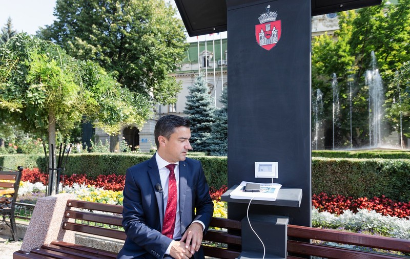 Prima bancă inteligentă a fost montată la Iași. Are WI-FI gratis, USB și încarcă telefoanele