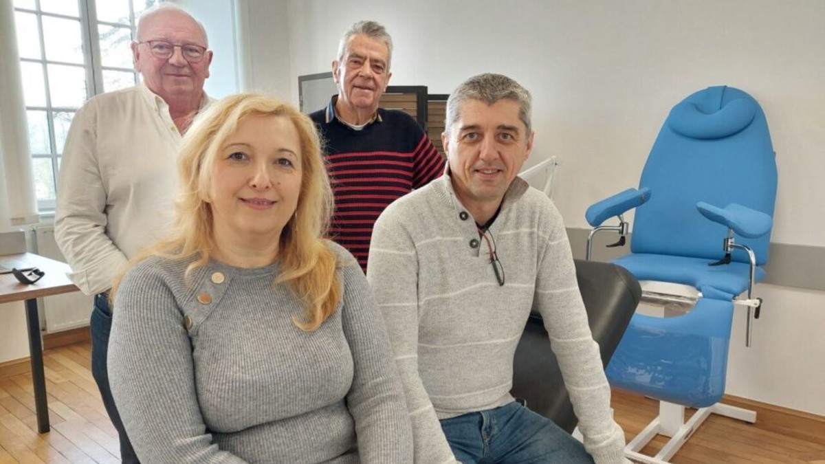 Imagine cu doctorița Claudia Hâncu (stânga) și soțul ei, Claudio (dreapta). În spatele doctoriței românce se află Christian Derouet, primarul din Lonlay-l'Abbaye, iar în stânga acestuia este Jean-Claude Coquio, adjunctul său. Foto Le Publicateur Libre.