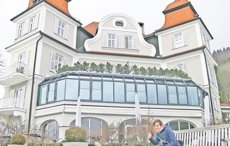 Narcis Ianău, tânărul cu voce de aur de la «Românii au talent», locuieşte într-un castel din Germania! | VIDEO