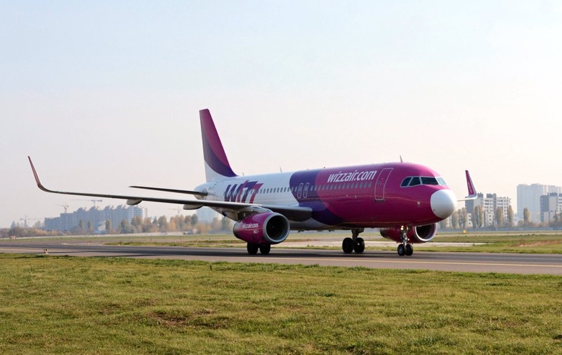 Avion Wizz Air cu turişti români care mergeau în Sardinia, aterizare de urgenţă la Roma
