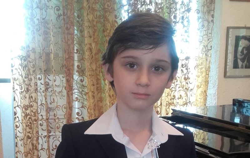 [Excelență la 14 ani] Valențiu Grigorescu, pianist cu vise mari, își găsește împlinirea în muzică (Publicitate)