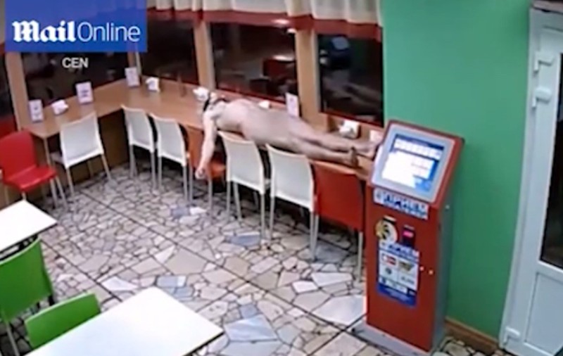 A dat buzna în pielea goală într-o cafenea|VIDEO