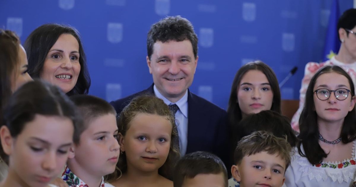 Nicușor Dan pozează alături de mai mulți copii din diaspora, 28 iulie 2025