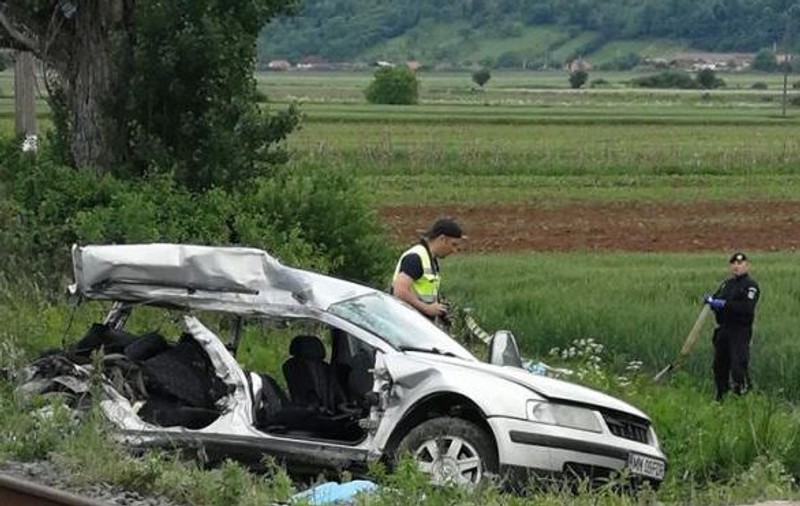 Patru studente moarte, într-o mașină lovită de tren în Sălaj. Tragedie în ziua de Înălțare