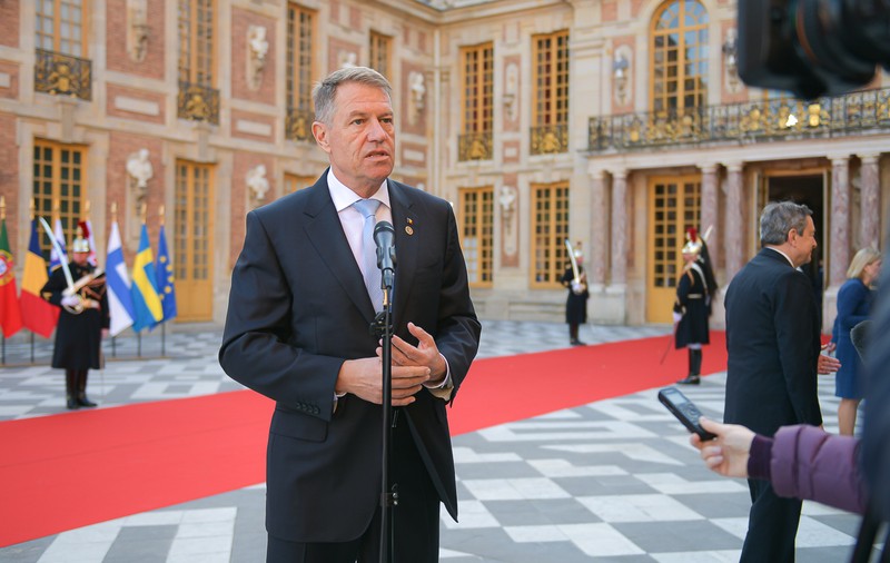 Iohannis, înainte de reuniunea liderilor UE de la Versailles: „Atâta vreme cât războiul continuă efectele economice vor exista”