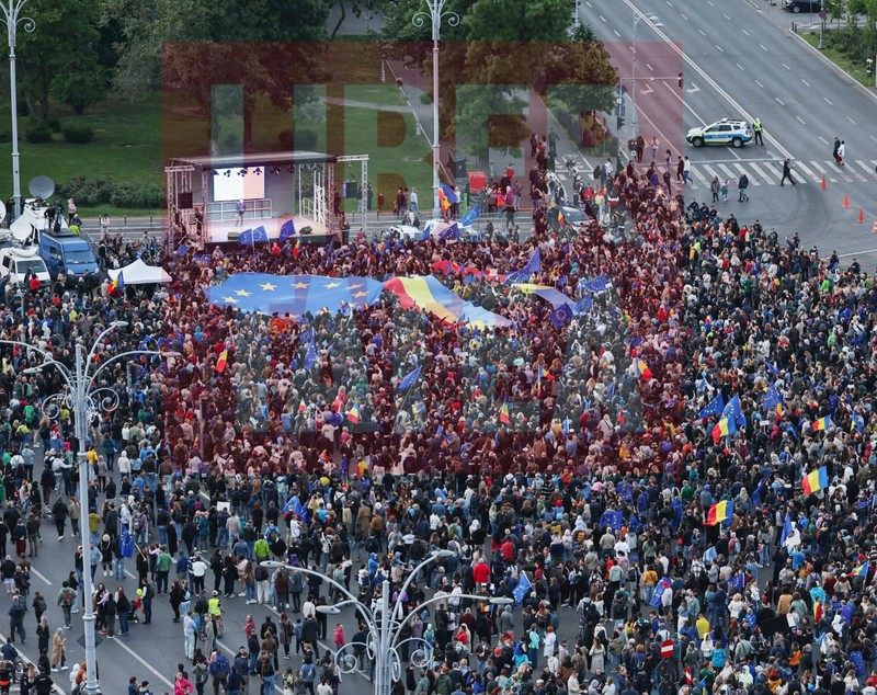Miting pro Europa în București de Ziua Europei pentru susținerea apartenenţei la UE. Lumea a cântat „Imnul golanilor” și „Insieme”. Câți oameni au fost