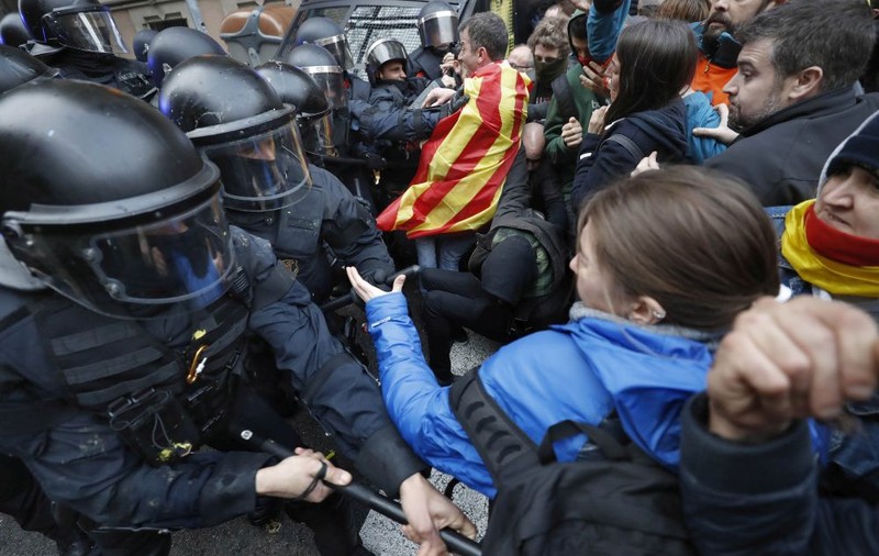 Proteste în Barcelona după arestarea lui Carles Puigdemont. Mii de persoane au ieşit în stradă