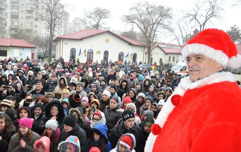 Primarul Neculai Onţanu a fost Moş Crăciun pentru mii de copii
