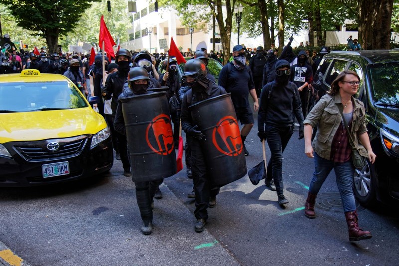 Militanți Antifa la o contramanifestație în Portland, Oregon FOTO: Shutterstock