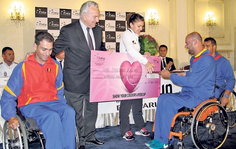 Simona, inimă mare | Cu o zi înaintea debutului Fed Cup, Halep a donat 1.000 $ echipei naţionale de tenis în scaun cu rotile