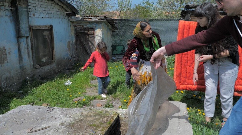 Fosa septică în care a murit Gabi Baranca este acum acoperită cu un celofan și o bucată de beton