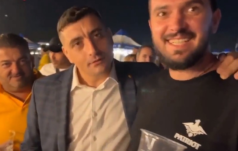 George Simion, incident la festivalul „Micul de Aur“, unde a bruscat un bărbat care-l filma. „A venit un prost să mă întrebe de ce țin cu rușii”