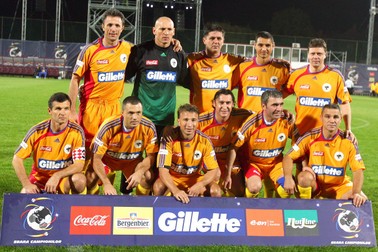 Echipa Generatiei de Aur pozeaza la inceputul meciului caritabil cu Legendele Olandei, disputat in cadrul evenimentului "Seara Campionilor-stele in iarba", care a reprezentat si meciul de retragere a lui Ioan Ovidiu Sabau, pe stadionul Dr. Constantin Raudlescu din Cluj, joi, 11 octombrie 2007. MIRCEA ROSCA / MEDIAFAX FOTO