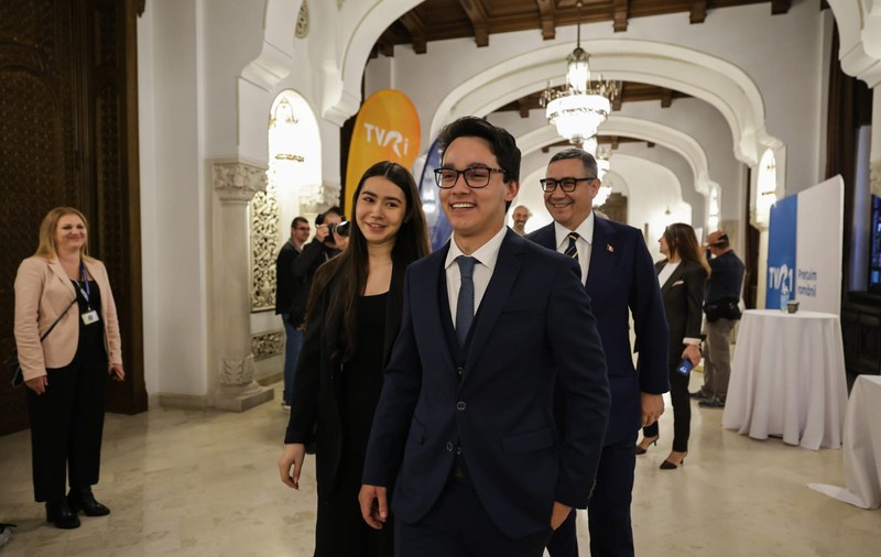 Imagini rare cu doi dintre copiii lui Victor Ponta. Cum au fost fotografiați Andrei și Irina înaintea dezbaterii electorale de la TVR
