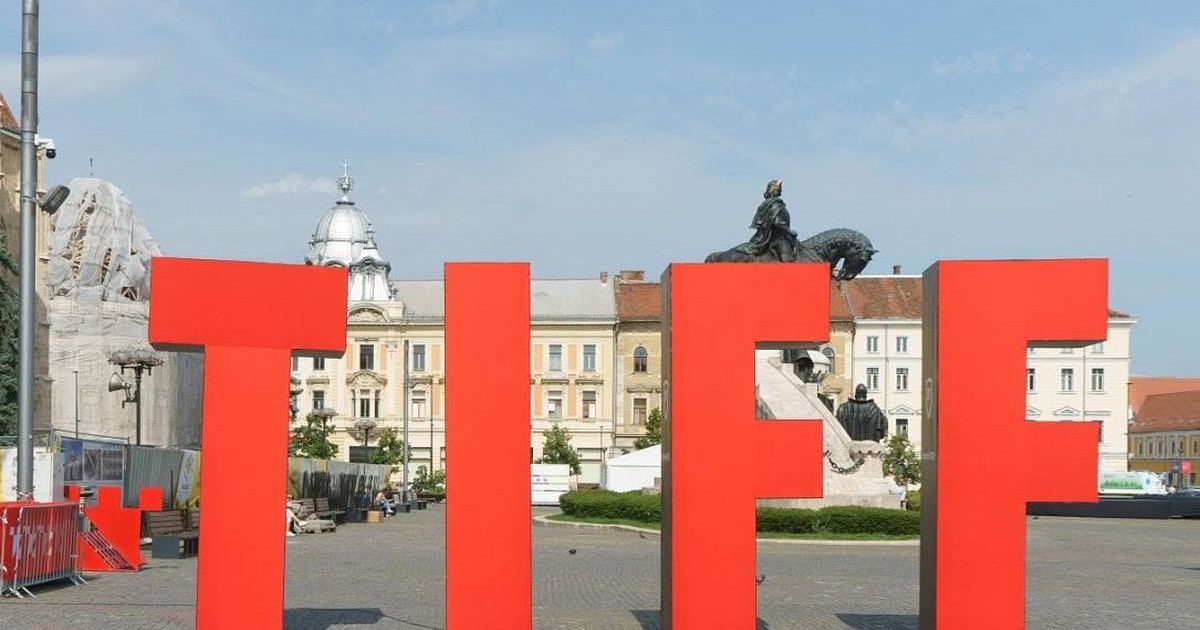 TIFF, scris din patru litere mari, roșii, care se află în apropierea statuii lui Matia Corvin, în Cluj Napoca, iunie 2026