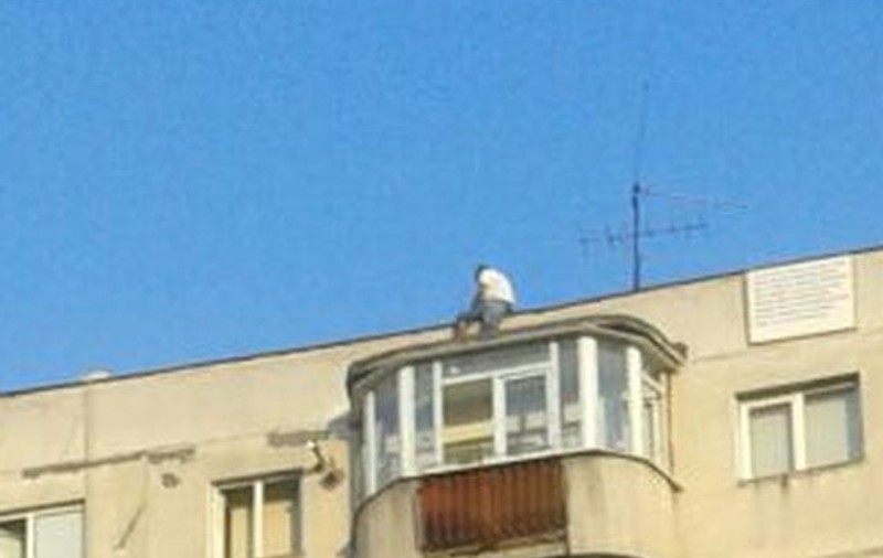 Protest în Capitală! Un lăutar ameninţă că se aruncă de bloc. Omul este vărul lui Mădălin Voicu