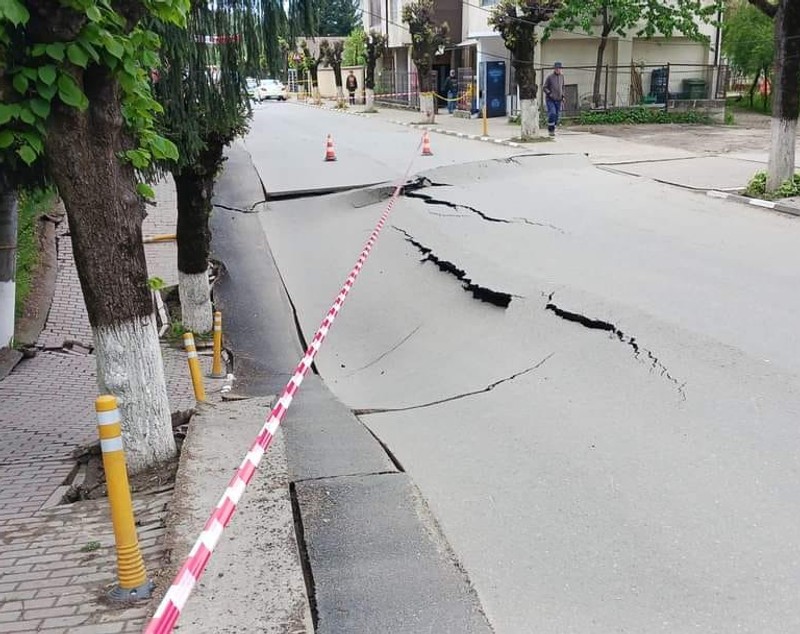 Imagini din orașul Slănic, unde o stradă s-a surpat pe o suprafaţă mare