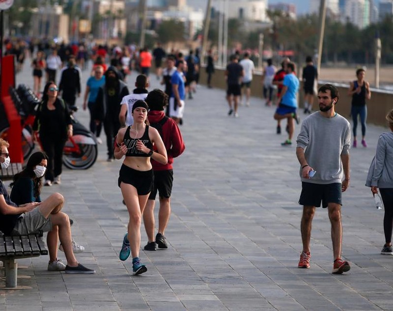 FOTO | Prima zi de relaxare a măsurilor din Spania: “Jumătate din populația Barcelonei face jogging sau merge cu bicicleta”. Premierul vrea prelungirea stării de alarmă
