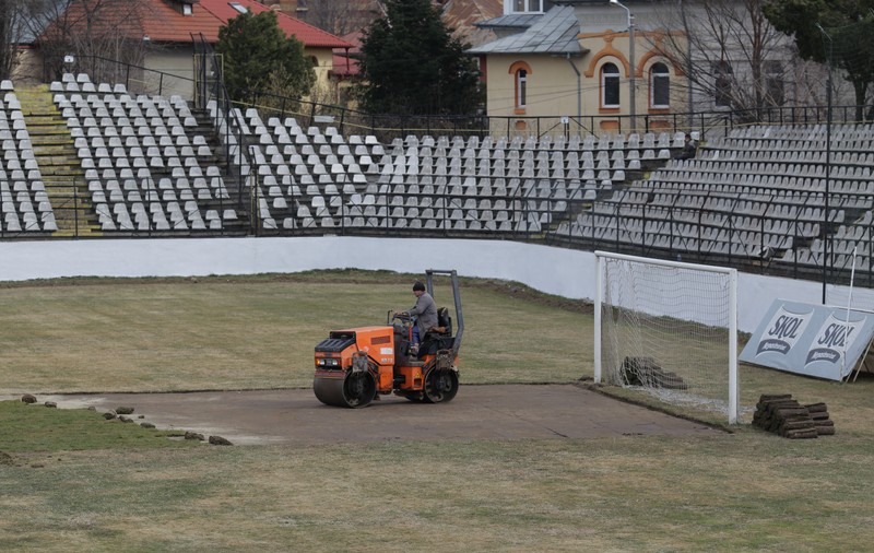FOTO | Cum arată stadionul din Regie, acolo unde Rapidul va juca returul din Liga 3. Tricouri ”istorice” pentru noile achiziții