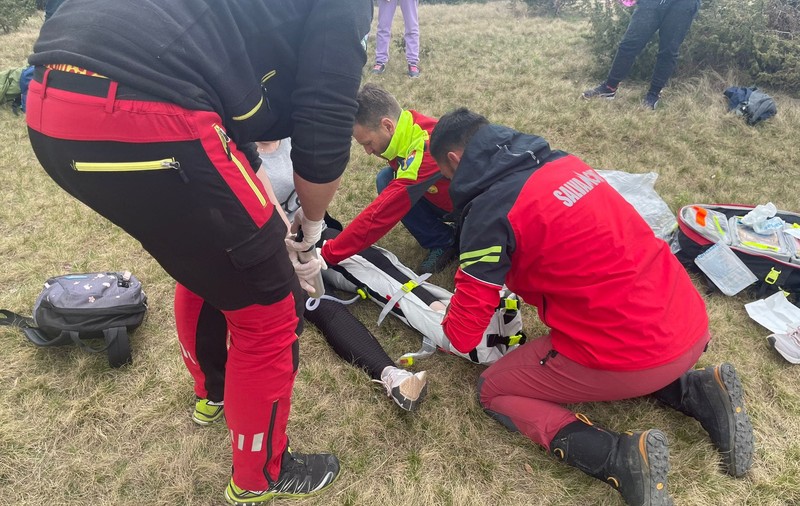 Intervenție a salvamontiștilor din Maramureș, după ce o femeie și-a rupt piciorul, în timpul unei drumeții: „Posibilă fractură, nu mai poate călca”