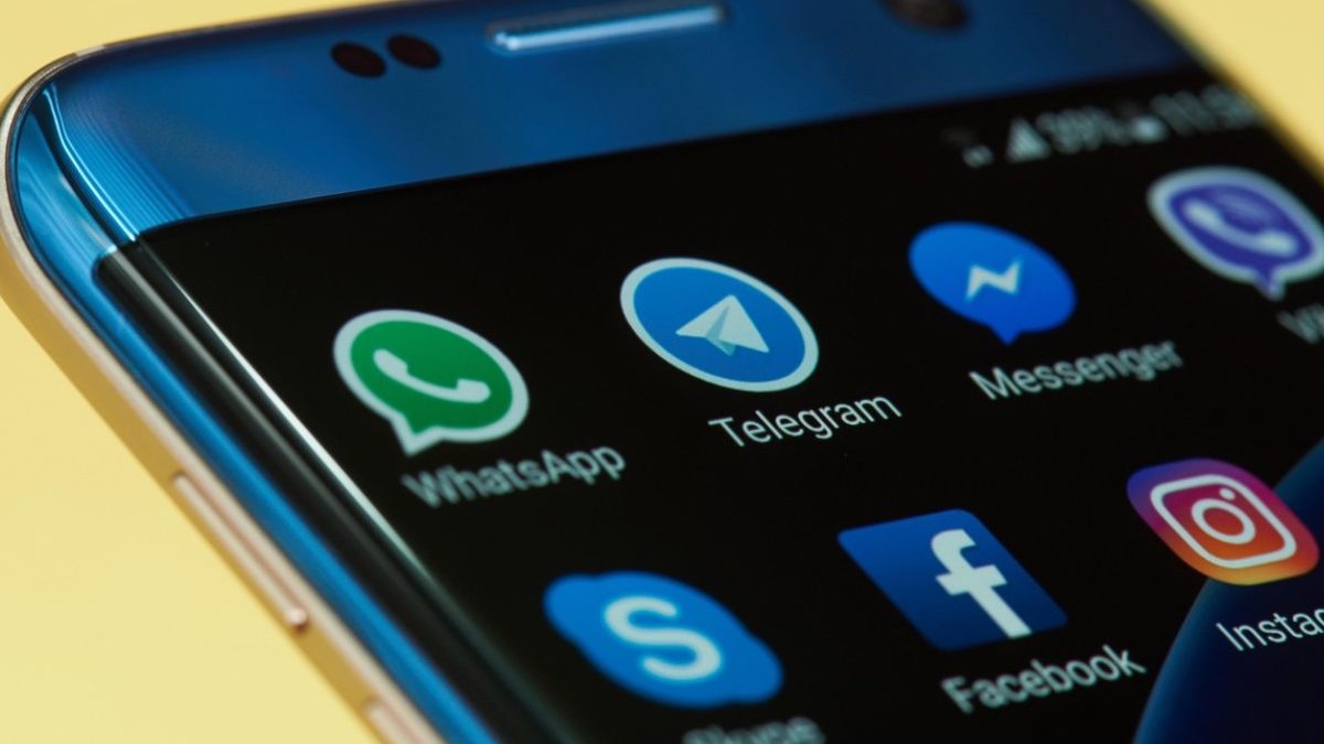 Smartphone pe care se vad pictogramele aplicațiilor Telegram, WhatsApp si mai multe aplicatii de social media