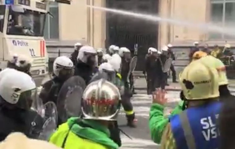 VIDEO| Protest violent la Bruxelles. Polițiștii au intervenit cu gaze lacrimogene împotriva protestatarilor recalcitranți