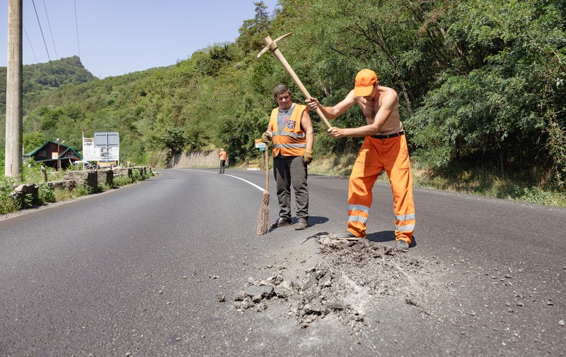 REPORTAJ Valea Oltului - viața după barieră. În lipsa traficului, natura își revine și nu prea, iar ministrul Grindeanu supraveghează cu drona progresul lucrărilor