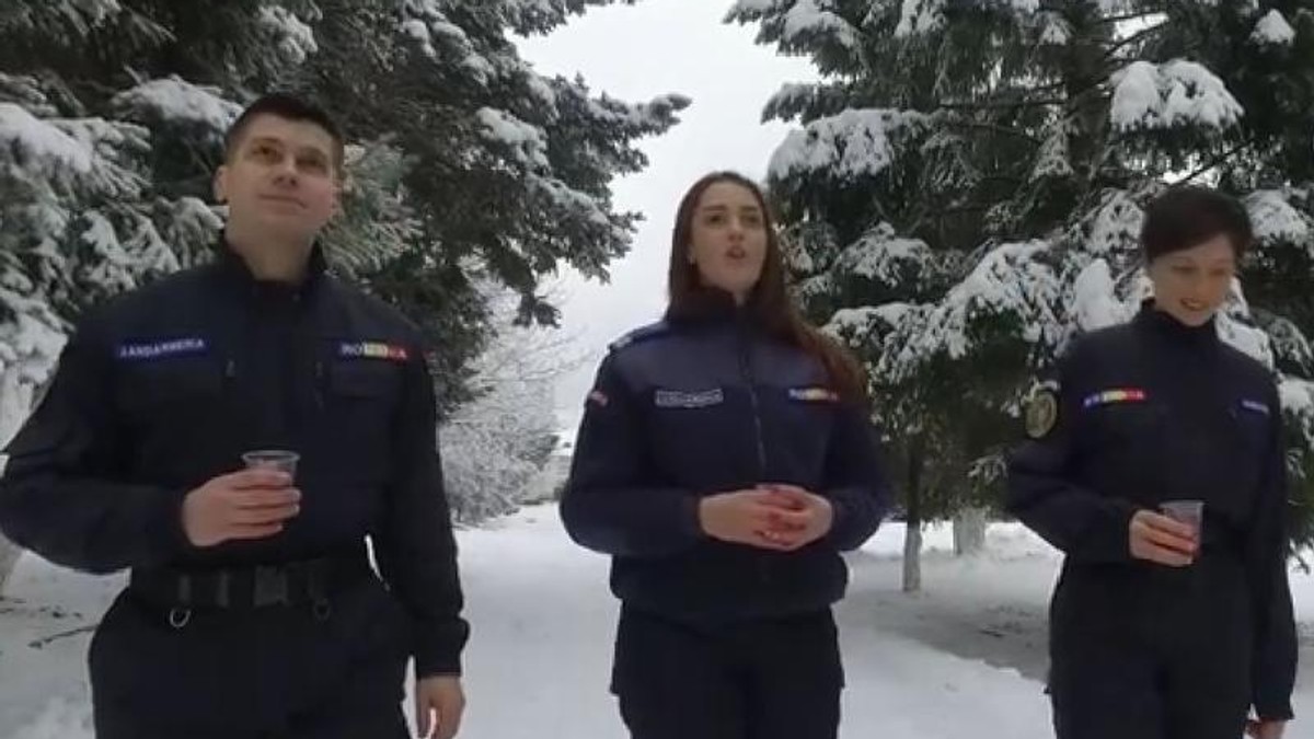 Omagiul Jandarmeriei pentru Mihai Eminescu. Trei jandarmi, doi bărbați și o femeie care cântă "Eminescu"