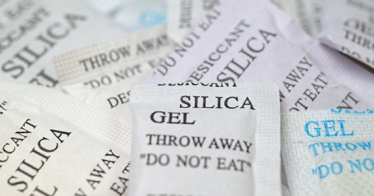Ce este SilicaGel şi la ce se foloseşte – Imagine cu pliculețe de SilicaGel albe, cu inscripții albastre, adunate într-o grămadă