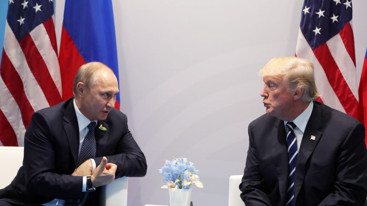 Vladimir Putin acuză SUA. Aici, președintele Rusiei stă la taclale cu președintele SUA, Donald Tramp