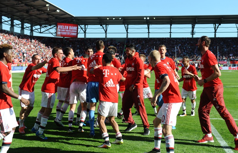epa05293724 Munich's players celebrate winning the German Championships after the German Bundesliga soccer match between FC Ingolstadt and Bayern Munich in Audi Sportpark in Ingolstadt, Germany, 07 May 2016. (EMBARGO CONDITIONS - ATTENTION - Due to the accreditation guidelines, the DFL only permits the publication and utilisation of up to 15 pictures per match on the internet and in online media during the match) EPA/ANDREAS GEBERT