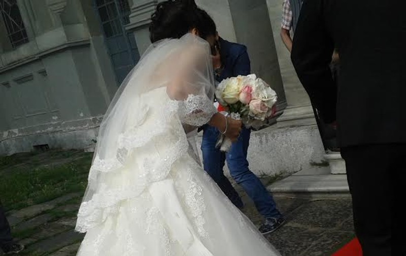 EXCLUSIV! BĂNEL NICOLIŢĂ SE ÎNSOARĂ! CRISTINA, SOŢIA LUI, este EXTRAORDINAR DE FRUMOASĂ ÎN ROCHIE DE MIREASĂ! FOTO