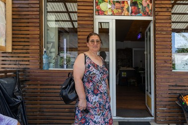 Adriana, în fața aprozarului din Vicovu de Sus