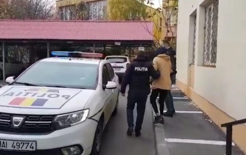 Un bărbat din Craiova i-a amenințat pe polițiști cu un excavator, când aceștia îi cercetau fratele minor