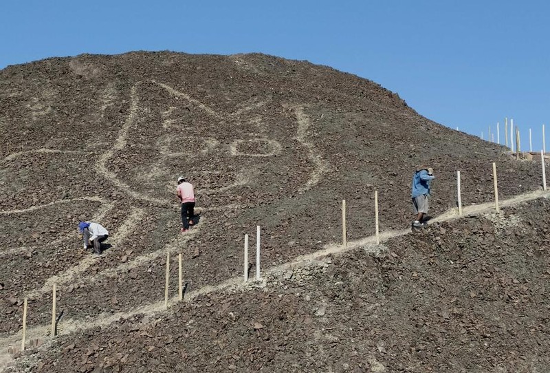 epa08751725 A handout photo made available by the Ministry of Culture of Peru shows the figure of a cat about 37 meters long drawn on a sandy hill in the Pampa de Nazca, Peru, 16 October 2020. A drawing of a cat about 37 meters long resting on a sandy hill is the new figure that the archaeologists of the Peruvian Ministry of Culture have found in the Pampa de Nazca, home of the famous geoglyphs that have been part of the UNESCO World Heritage list since 1994. EPA-EFE/Ministry of Culture of Peru / HANDOUT HANDOUT EDITORIAL USE ONLY/NO SALES