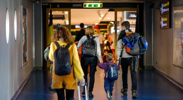 Otopeni, România – 25 februarie 2020: Pasageri în incinta Aeroportului Internațional Henri Coandă, situat în apropierea orașului București, România.
