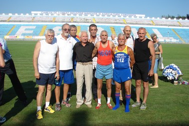 Cătălin Andreica (recordaman național maraton), Gheorghe Ghipu (specialist 1.500), Nicolae Mustață (fost recordman național la 10.000 m și maraton), Gheorghe Cefan (specialist 3.000 m obstacole), Ilie Floroiu (recordman național 5.000 m și 10.000 m), Petrică Lupan (fost recordman național 5.000 m), Vasile Bichea (specialist 3.000 m obstacole) și Paul Copu (specialist 3.000 m obstacole), pe teren la Farul Constanța
