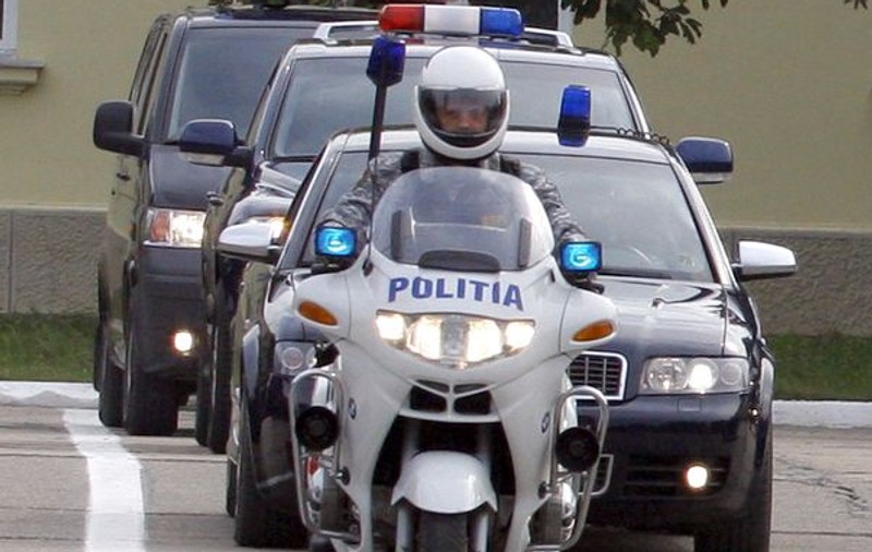 O sută de poliţişti de la Rutieră deschid drumul răniţilor spre spitale