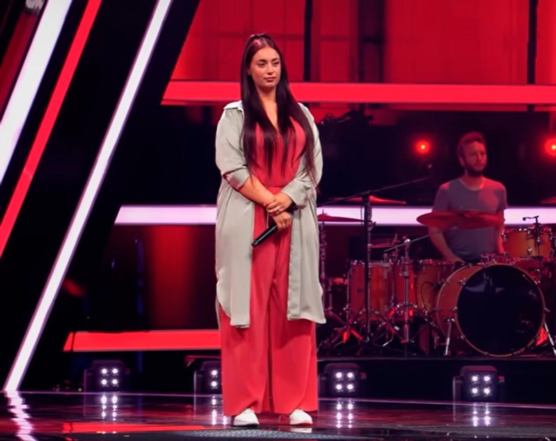 Cine este Nadine, românca devenită celebră la „Vocea Germaniei”. A rămas fără mamă și fără un loc unde să doarmă la 18 ani